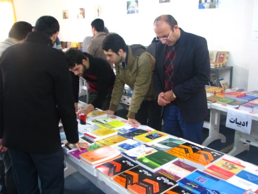 به مناسب هفته ی کتاب جمهوری اسلامی، نمایشگاه کتاب به ارزش بیش از یکصدمیلیون ریال در پردیس آیت ا... خامنه ای افتتاح شد 2