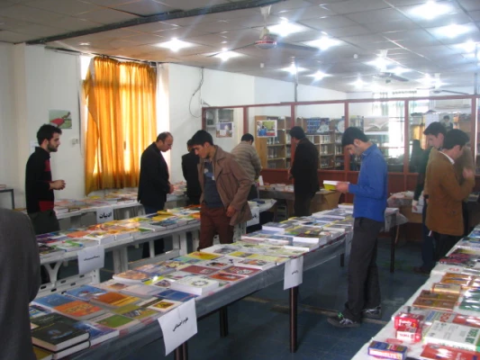 به مناسب هفته ی کتاب جمهوری اسلامی، نمایشگاه کتاب به ارزش بیش از یکصدمیلیون ریال در پردیس آیت ا... خامنه ای افتتاح شد 3