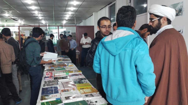 به مناسب هفته ی کتاب جمهوری اسلامی، نمایشگاه کتاب به ارزش بیش از یکصدمیلیون ریال در پردیس آیت ا... خامنه ای افتتاح شد 8