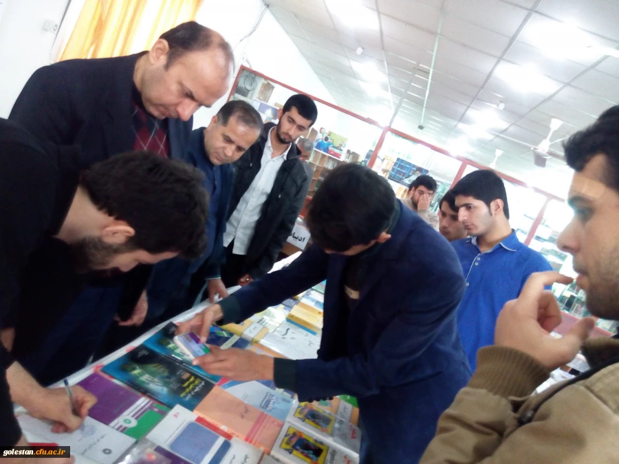 به مناسب هفته ی کتاب جمهوری اسلامی، نمایشگاه کتاب به ارزش بیش از یکصدمیلیون ریال در پردیس آیت ا... خامنه ای افتتاح شد 7