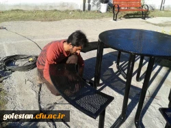 تصاویری از عملیات نصب میزو صندلی در محوطه ی دانشگاه 2