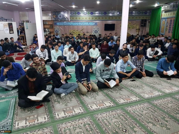 به مناسبت روز دانشجو محفل انس با قرآن برگزار شد. 2
