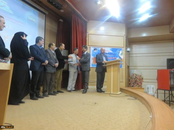 همایش بزرگداشت هفته پژوهش و تجلیل از پژوهشگران برتر استانی دانشگاه فرهنگیان با حضور دکتر ساکی برگزار شد. 3