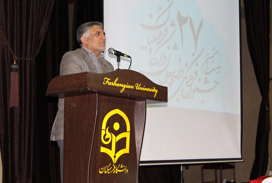 با حضور دکتر قنبری از برگزیدگان جشنواره فرهنگی و هنری تقدیر شد. 3