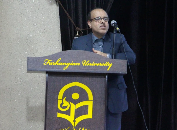 با حضور دکتر قنبری از برگزیدگان جشنواره فرهنگی و هنری تقدیر شد. 4