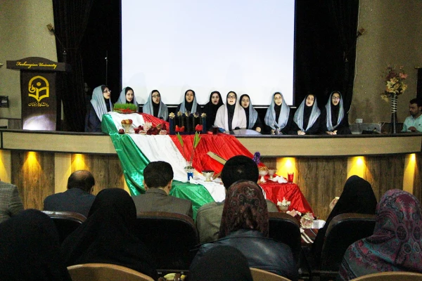 با حضور دکتر قنبری از برگزیدگان جشنواره فرهنگی و هنری تقدیر شد. 5