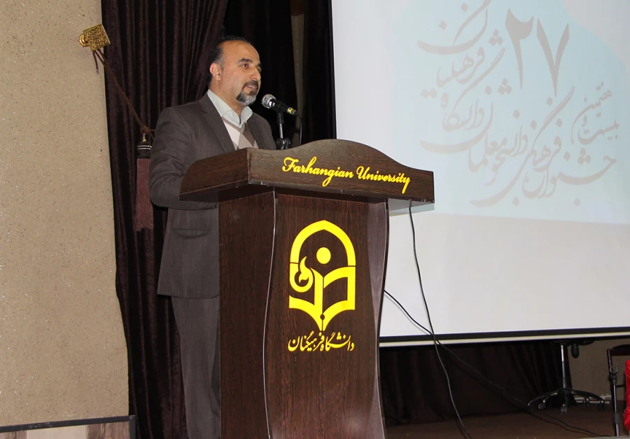 با حضور دکتر قنبری از برگزیدگان جشنواره فرهنگی و هنری تقدیر شد. 6