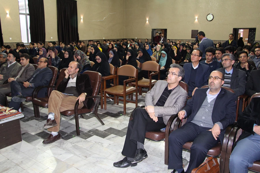 با حضور دکتر قنبری از برگزیدگان جشنواره فرهنگی و هنری تقدیر شد. 7