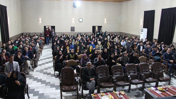 با حضور دکتر قنبری از برگزیدگان جشنواره فرهنگی و هنری تقدیر شد. 9