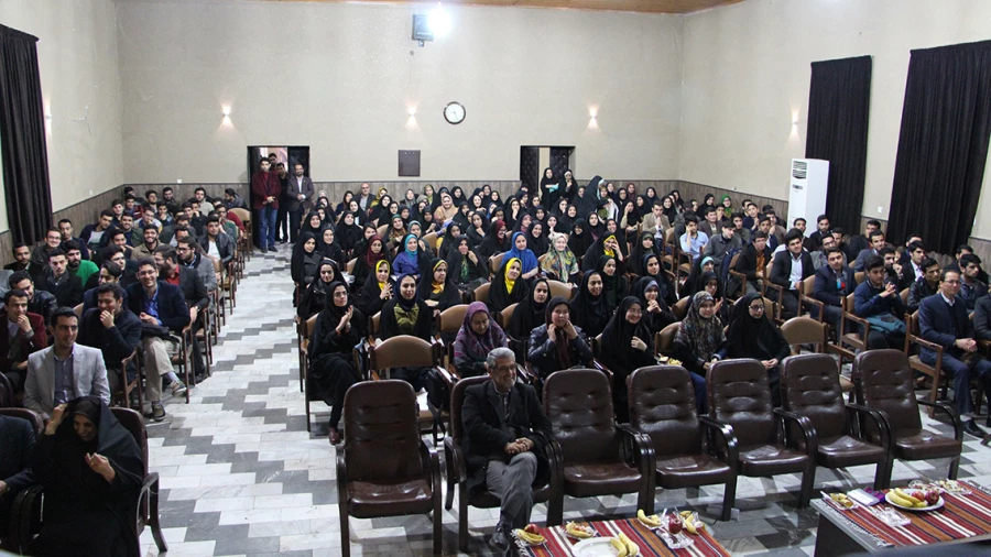 با حضور دکتر قنبری از برگزیدگان جشنواره فرهنگی و هنری تقدیر شد. 9