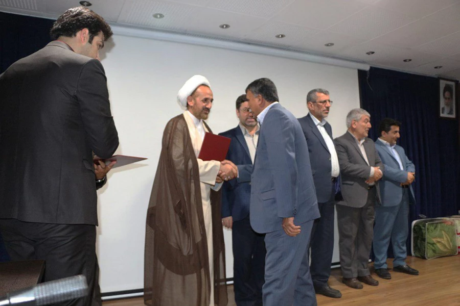 دکترمسعودی عنوان کرد: با افتخار اعلام می کنیم؛ در دوره سه و نیم سال اخیر بحمدالله، به لطف خداوند با استفاده از خرد جمعی و ظرفیت های برون سازمانی توانستیم موفیت های خوبی در ابعاد فرهنگی، عمرانی، رفاهی، آموزشی و پژوهشی کسب کنیم. 5