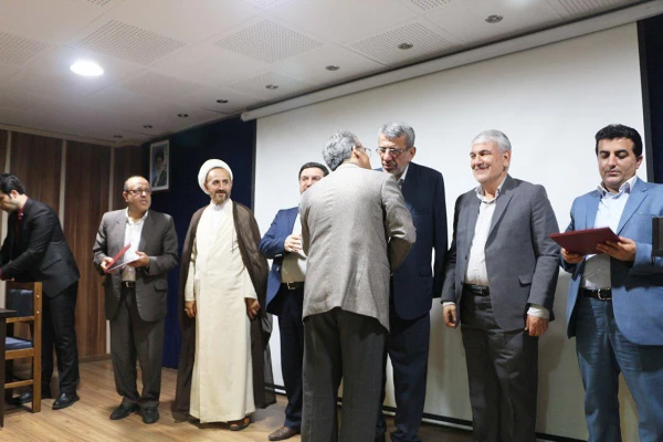 دکترمسعودی عنوان کرد: با افتخار اعلام می کنیم؛ در دوره سه و نیم سال اخیر بحمدالله، به لطف خداوند با استفاده از خرد جمعی و ظرفیت های برون سازمانی توانستیم موفیت های خوبی در ابعاد فرهنگی، عمرانی، رفاهی، آموزشی و پژوهشی کسب کنیم. 10