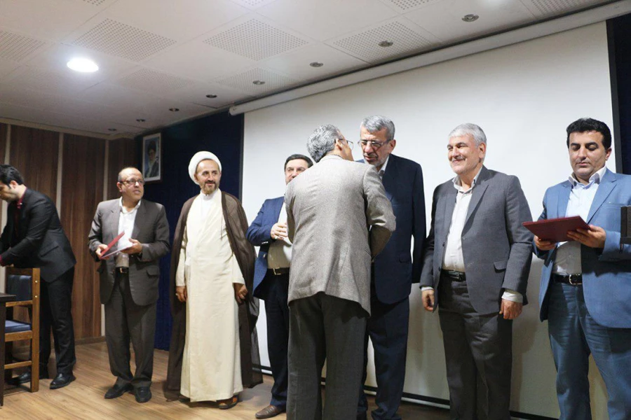 دکترمسعودی عنوان کرد: با افتخار اعلام می کنیم؛ در دوره سه و نیم سال اخیر بحمدالله، به لطف خداوند با استفاده از خرد جمعی و ظرفیت های برون سازمانی توانستیم موفیت های خوبی در ابعاد فرهنگی، عمرانی، رفاهی، آموزشی و پژوهشی کسب کنیم. 10