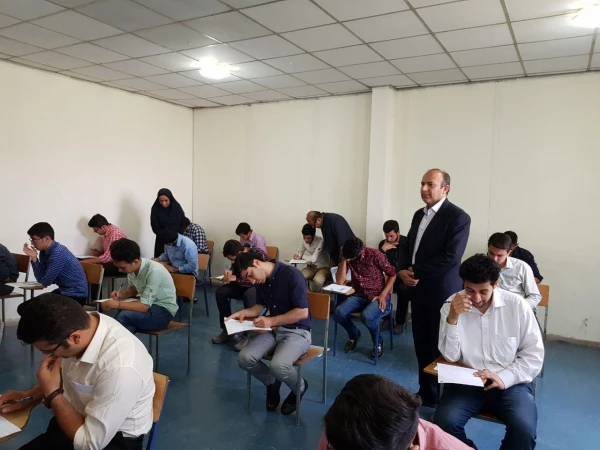 بازدید سرپرست دانشگاه و رؤسای ادارات استان از جلسه امتحانات پردیس آیت الله خامنه ای 3