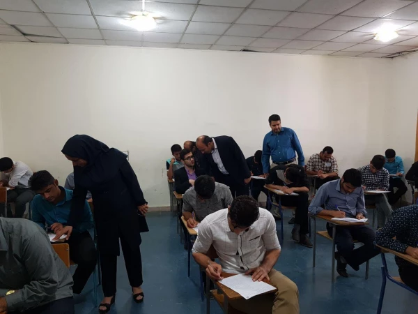 بازدید سرپرست دانشگاه و رؤسای ادارات استان از جلسه امتحانات پردیس آیت الله خامنه ای 4