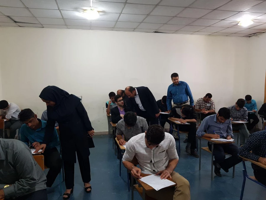 بازدید سرپرست دانشگاه و رؤسای ادارات استان از جلسه امتحانات پردیس آیت الله خامنه ای 4