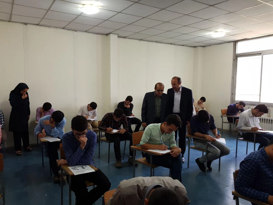 بازدید سرپرست دانشگاه و رؤسای ادارات استان از جلسه امتحانات پردیس آیت الله خامنه ای 5