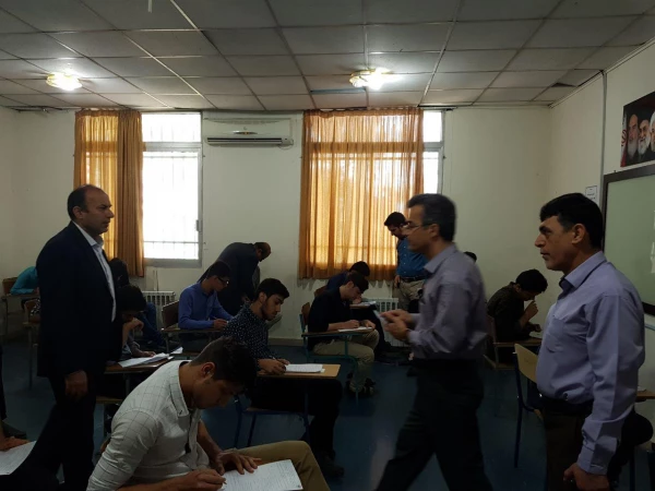 بازدید سرپرست دانشگاه و رؤسای ادارات استان از جلسه امتحانات پردیس آیت الله خامنه ای 6