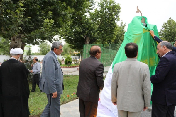 معاون وزیر: رسالت ما دربرابر شهدا حفظ استقلال، آزادی و وحدت کشور است. 34