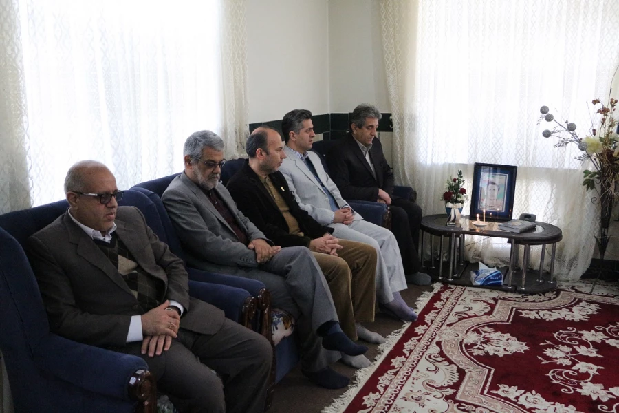 دیدار سرپرست دانشگاه فرهنگیان استان به همراه جمعی از مسئولین با خانواده شهدای دانشجو معلم به مناسبت گرامیداشت دهه فجر 3