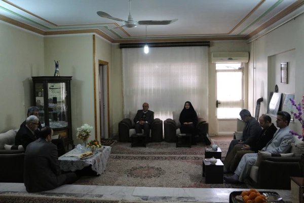 دیدار سرپرست دانشگاه فرهنگیان استان به همراه جمعی از مسئولین با خانواده شهدای دانشجو معلم به مناسبت گرامیداشت دهه فجر 8