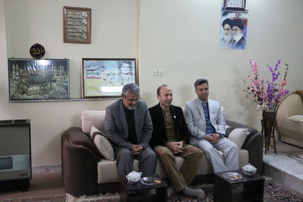 دیدار سرپرست دانشگاه فرهنگیان استان به همراه جمعی از مسئولین با خانواده شهدای دانشجو معلم به مناسبت گرامیداشت دهه فجر 7