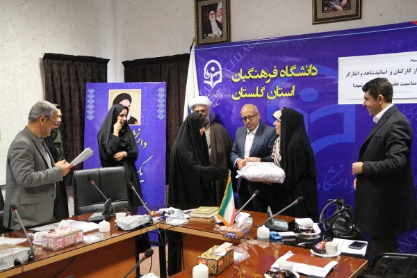 تجلیل از کارکنان شاهد و ایثارگر به مناسبت گرامیداشت هفته شهید و میلاد حضرت زهرا(س) 2