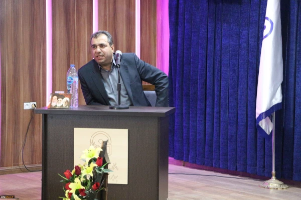 برگزاری کارگاه آموزشی و نمایشگاه عکس و تراکت به مناسبت هفته گرامیداشت پدافند غیر عامل در پردیس های دانشگاه فرهنگیان استان 2