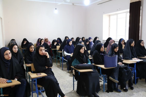 برگزاری کارگاه آموزشی و نمایشگاه عکس و تراکت به مناسبت هفته گرامیداشت پدافند غیر عامل در پردیس های دانشگاه فرهنگیان استان 5