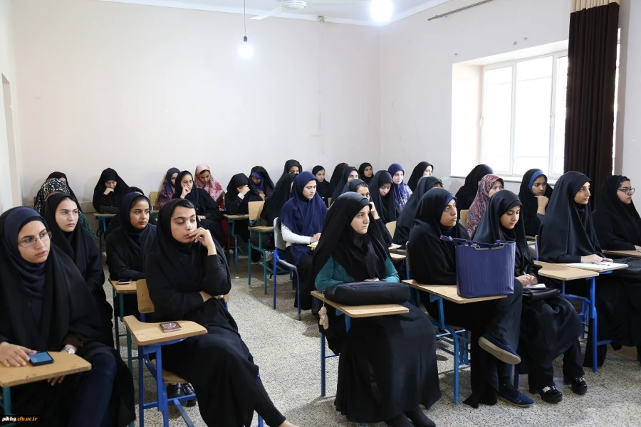 برگزاری کارگاه آموزشی و نمایشگاه عکس و تراکت به مناسبت هفته گرامیداشت پدافند غیر عامل در پردیس های دانشگاه فرهنگیان استان 5