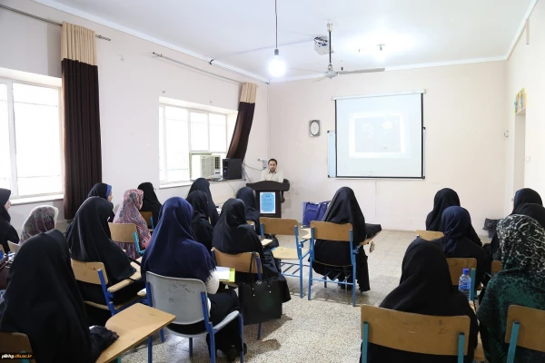 برگزاری کارگاه آموزشی و نمایشگاه عکس و تراکت به مناسبت هفته گرامیداشت پدافند غیر عامل در پردیس های دانشگاه فرهنگیان استان 6