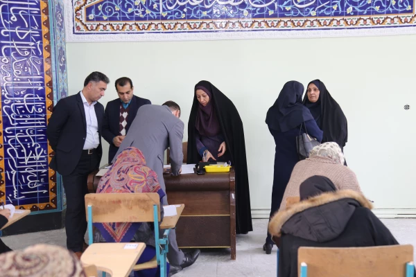 بازدید دکترمازندرانی از جلسه امتحانات پایان ترم دانشجومعلمان پردیس امام خمینی(ره) 2