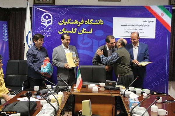 در مراسمی به مناسبت هفته شهید در پردیس آیت الله خامنه ای از همکاران شاهد و ایثارگر تجلیل شد 3