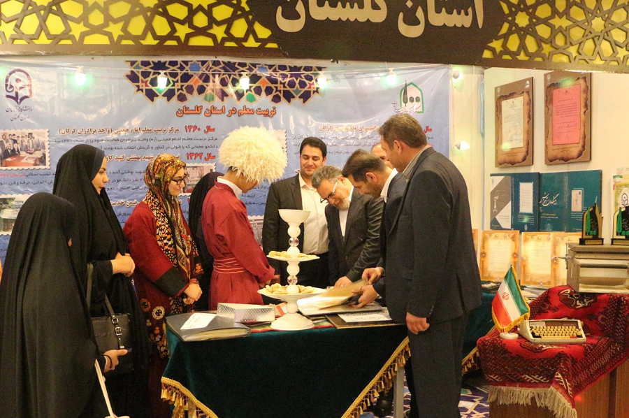 بازدید دکتر خنیفر رییس دانشگاه فرهنگیان از غرفه استان در نمایشگاه آثار و موزه اسناد و مفاخر تربیت معلم ایران 4
