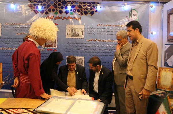 بازدید دکتر خنیفر رییس دانشگاه فرهنگیان از غرفه استان در نمایشگاه آثار و موزه اسناد و مفاخر تربیت معلم ایران 5