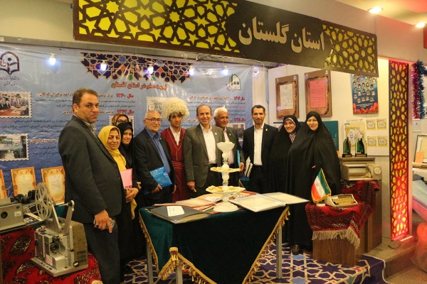 بازدید دکتر خنیفر رییس دانشگاه فرهنگیان از غرفه استان در نمایشگاه آثار و موزه اسناد و مفاخر تربیت معلم ایران 3