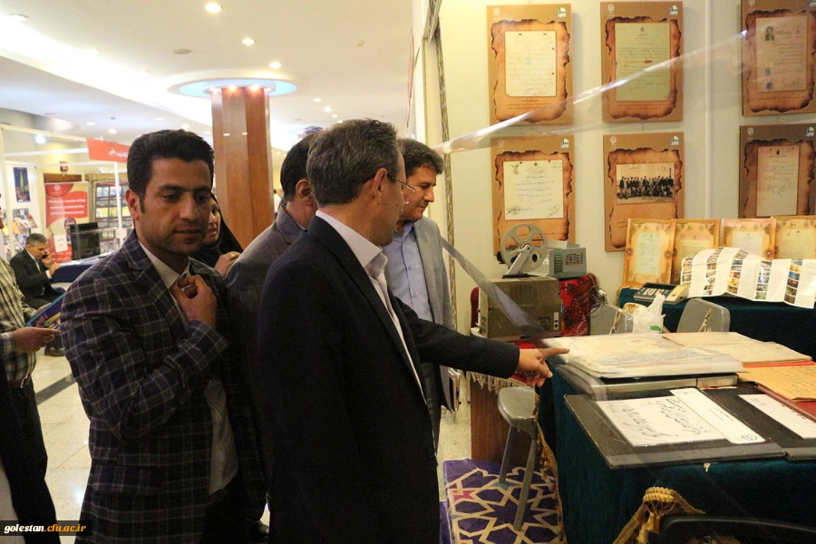 بازدید دکتر خنیفر رییس دانشگاه فرهنگیان از غرفه استان در نمایشگاه آثار و موزه اسناد و مفاخر تربیت معلم ایران 7