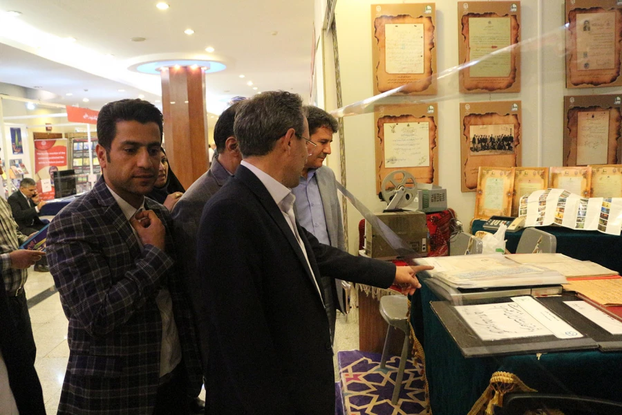 بازدید دکتر خنیفر رییس دانشگاه فرهنگیان از غرفه استان در نمایشگاه آثار و موزه اسناد و مفاخر تربیت معلم ایران 7