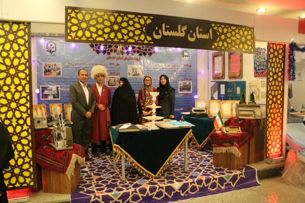 بازدید دکتر خنیفر رییس دانشگاه فرهنگیان از غرفه استان در نمایشگاه آثار و موزه اسناد و مفاخر تربیت معلم ایران 8