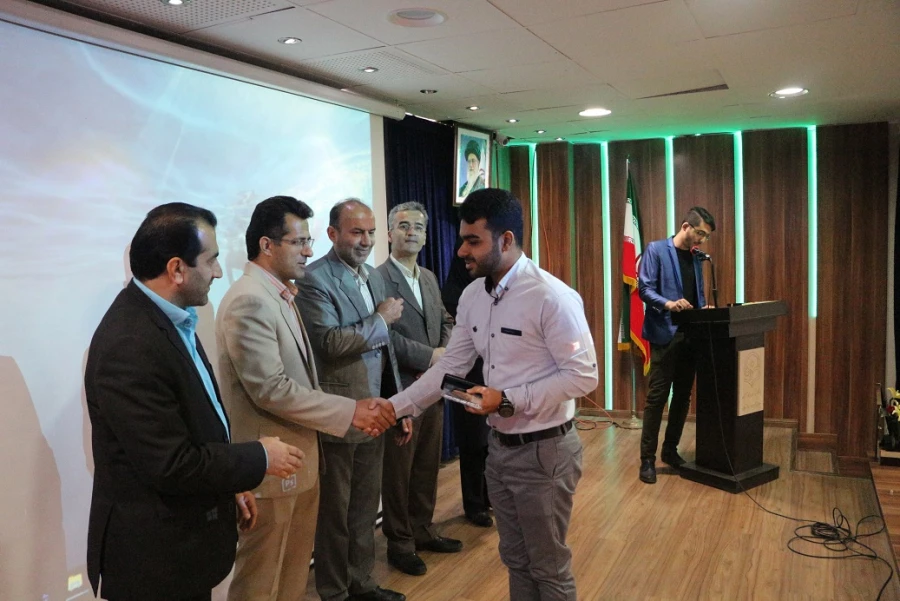 نتایج نهایی جشنواره علمی، فرهنگی دانشجومعلمان پردیس آیت الله خامنه ای در رشته های الگوهای برتر تدریس، قصه گویی و تولید محتوای الکترونیک در مراسم اختتامیه این جشنواره اعلام شد. 2