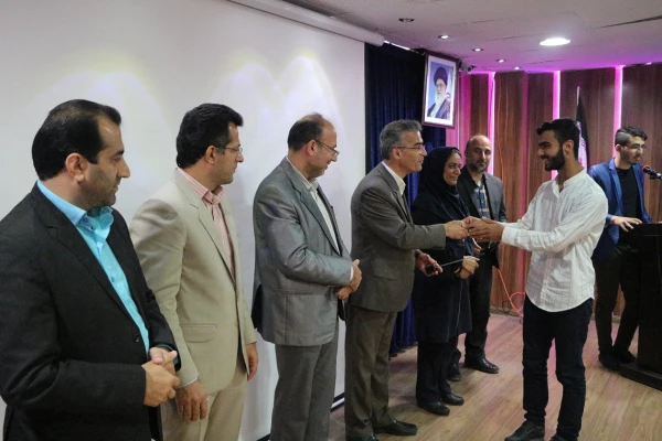 نتایج نهایی جشنواره علمی، فرهنگی دانشجومعلمان پردیس آیت الله خامنه ای در رشته های الگوهای برتر تدریس، قصه گویی و تولید محتوای الکترونیک در مراسم اختتامیه این جشنواره اعلام شد. 4