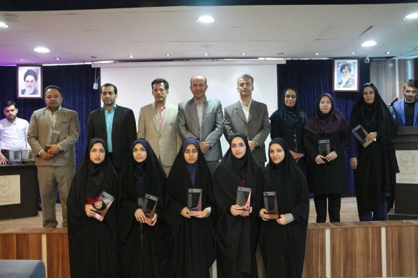 نتایج نهایی جشنواره علمی، فرهنگی دانشجومعلمان پردیس آیت الله خامنه ای در رشته های الگوهای برتر تدریس، قصه گویی و تولید محتوای الکترونیک در مراسم اختتامیه این جشنواره اعلام شد. 9