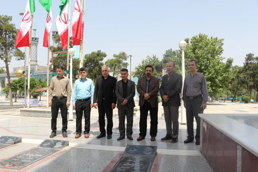 ادای احترام مسئولین و کارکنان پردیس آیت الله خامنه ای به مقام شامخ شهدای حماسه سوم خرداد61 3