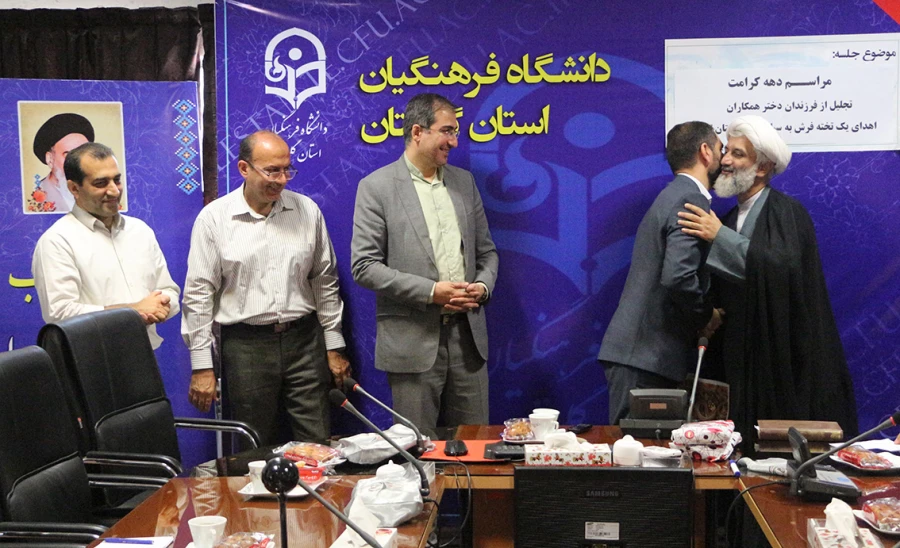 به مناسبت هفته کرامت از همکارانی که فرزند دختر داشتند تقدیر شد 3