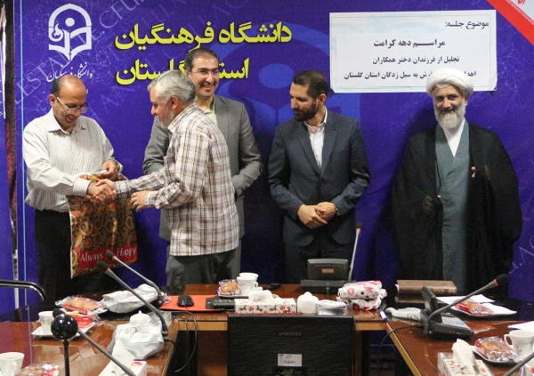 به مناسبت هفته کرامت از همکارانی که فرزند دختر داشتند تقدیر شد 4