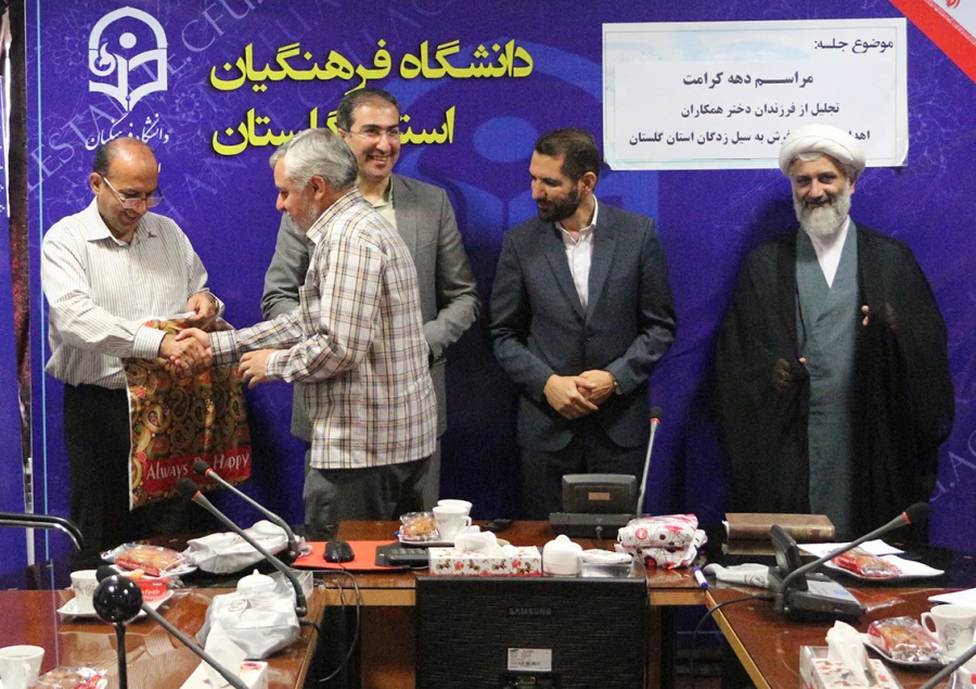 به مناسبت هفته کرامت از همکارانی که فرزند دختر داشتند تقدیر شد 4