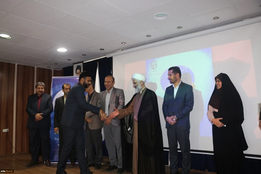 دانشجومعلمان عزیز باید نسبت به وظایف و مأموریت های خطیر خود آگاه و حساس باشند. 8