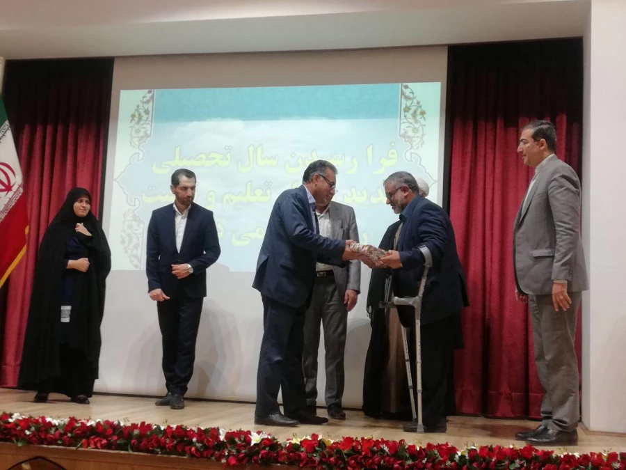 شما دانش آموز دیروز، نخبگانی هستید که با بصیرت بالا شغل معلمی را انتخاب کرده اید 4