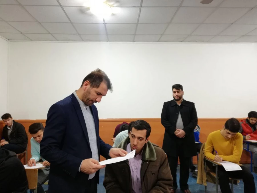 بازدید دکتر مازندرانی از جلسه امتحانات پایان نیمسال اول سال تحصیلی 99-98 پردیس آیت الله خامنه ای 3