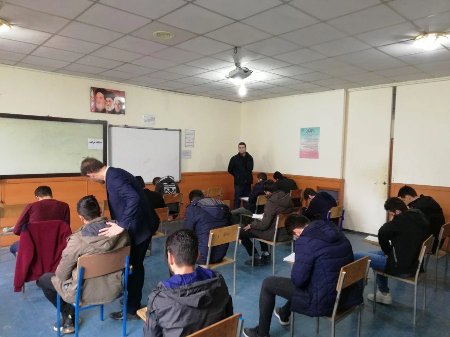 بازدید دکتر مازندرانی از جلسه امتحانات پایان نیمسال اول سال تحصیلی 99-98 پردیس آیت الله خامنه ای 5